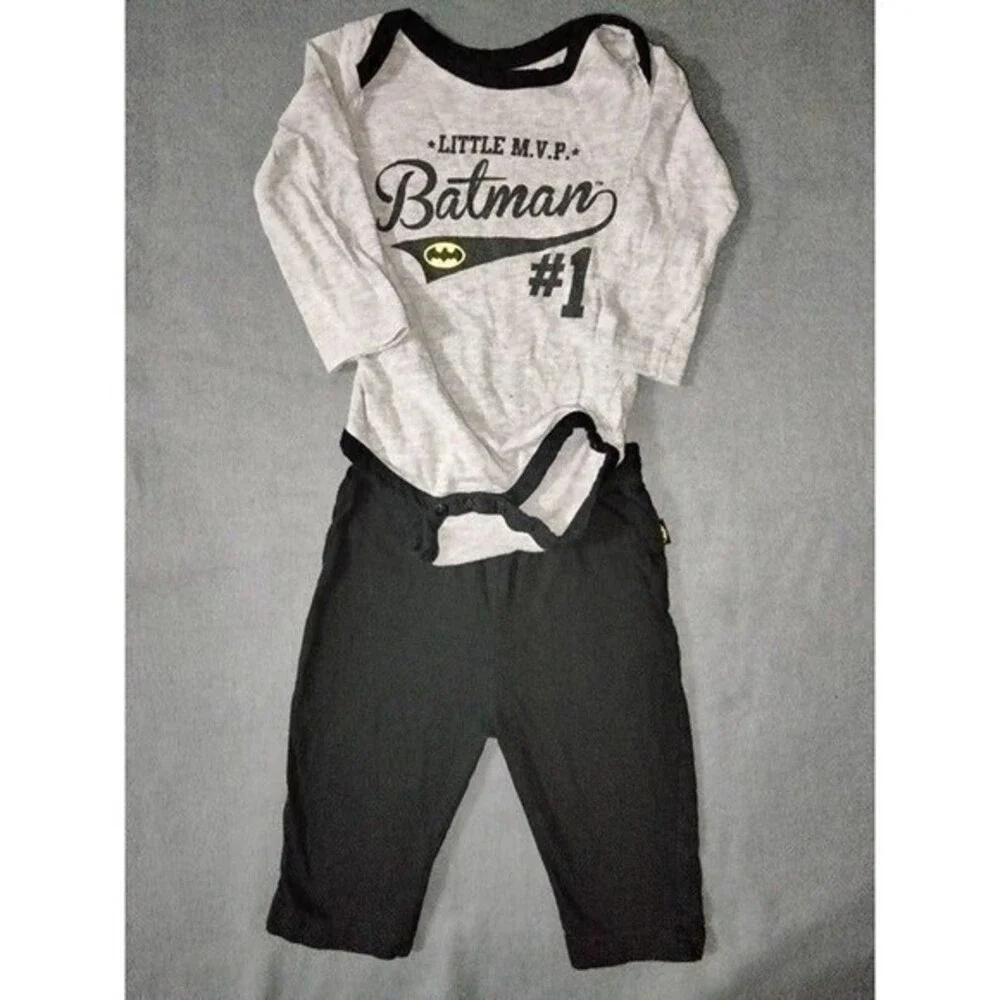 Boys 2 pc Batman‎ bodysuit and pants pajamas size 6-9 months